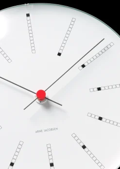 Arne Jacobsen Bankers Vægur Ø29 cm hvid/sort/rød | Køb her