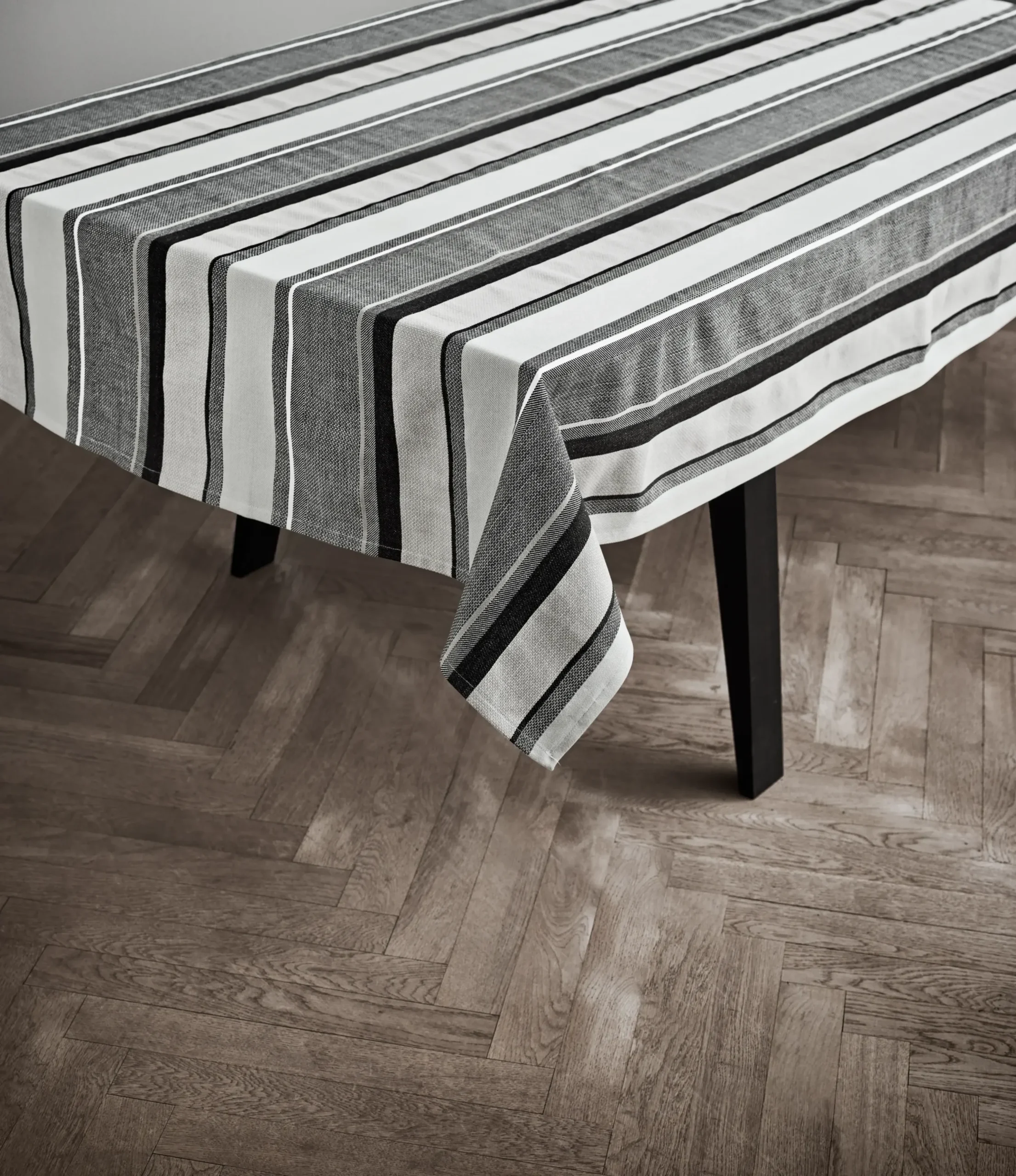 JUNA Wea Dug 140x180 cm sort - Køb her