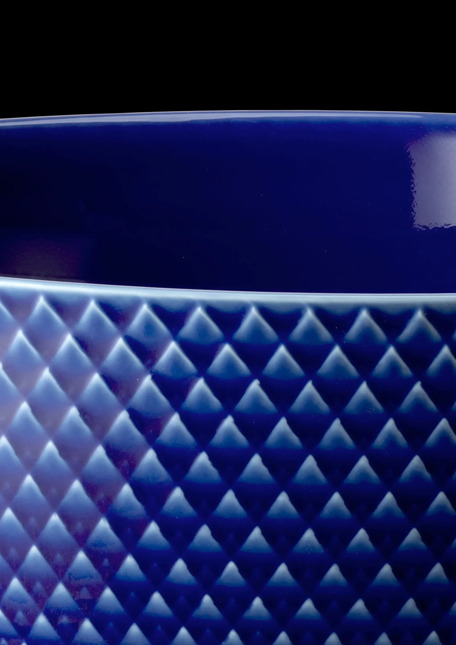 Lyngby Porcelæn Rhombe Color Serveringsskål Ø22 cm mørk blå